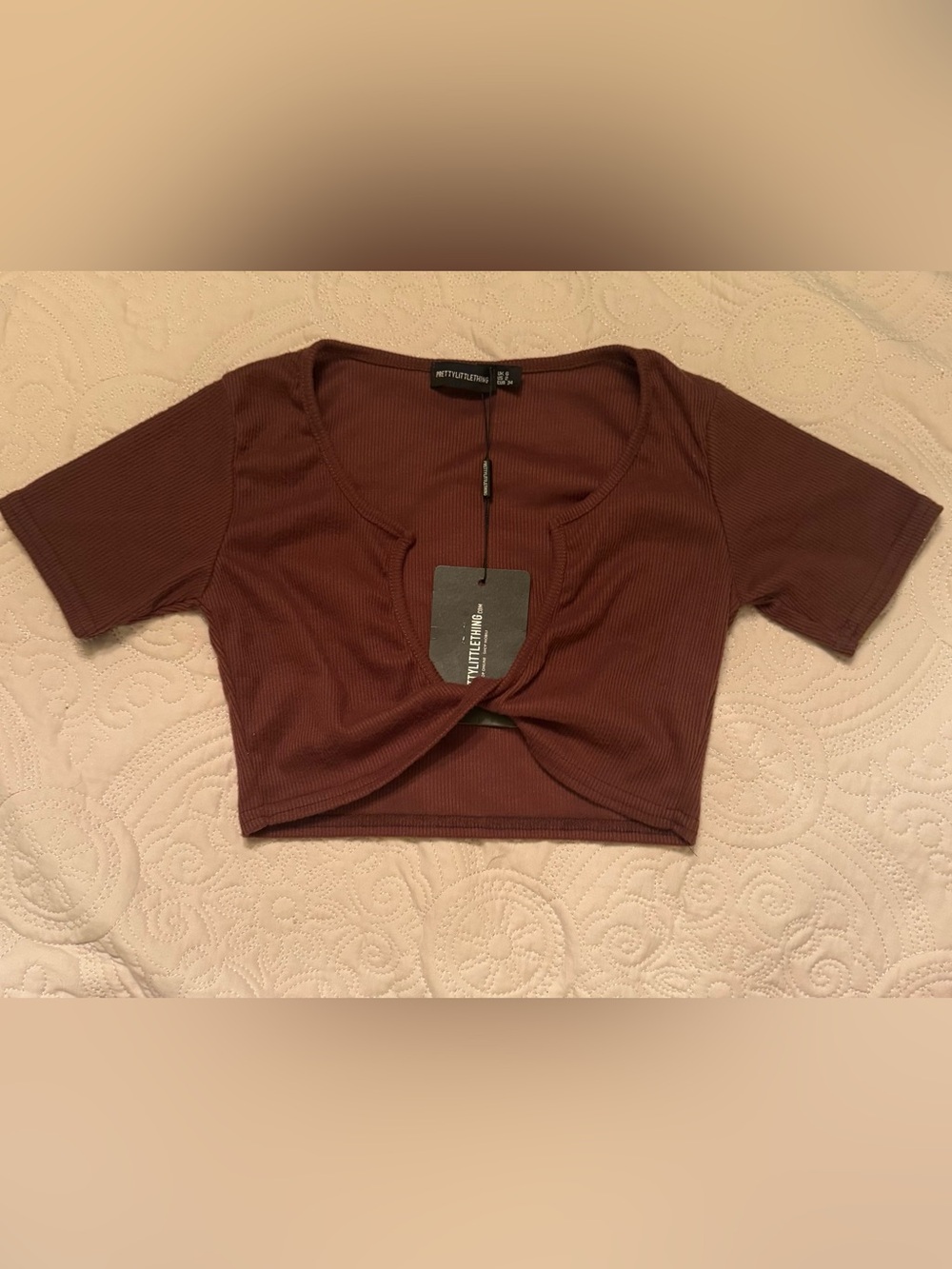PrettyLittleThing Ribbed Twist-Front Crop Top in Deep Brown